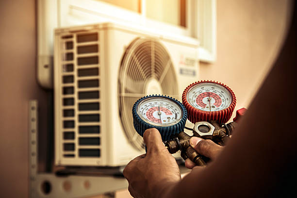 Professional Ac Installation technician working in Barlow, KY